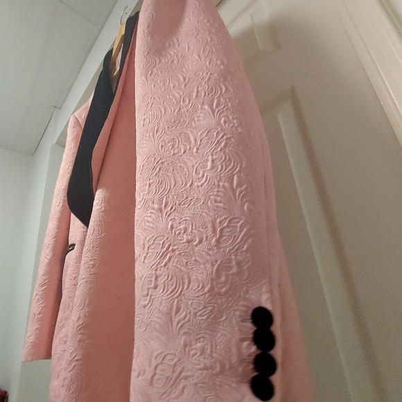 Elegant Pink Blazer with Black Lapel - Picture 5 of 8